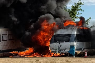 Wohnmobil fängt Feuer, dann greifen die Flammen auf weitere Camper über