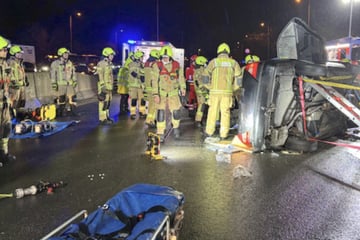 Unfall A111: Fahrer bei schwerem Unfall eingeklemmt: A111 noch immer gesperrt