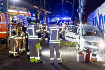 Schwerer Unfall in Düsseldorf: Auto steckt zwischen Bahn und Laterne fest