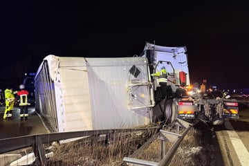 Unfall A9: Lkw durchbricht Mittelplanke der A9: Fahrer erleidet Schädelbruch