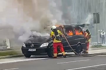 Brand-Alarm in Erfurt: Mercedes brennt auf der Straße