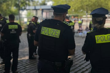 Berlin: Wieder Klebeaktion vor Rheinmetall im Wedding: Aktivisten blockieren Einfahrt