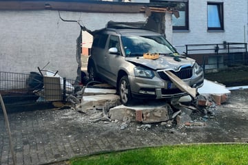 Skodafahrer kracht durch Garagenmauer, Experte wird per Videotelefonie zugeschaltet