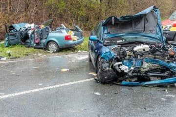 Vollsperrung im Erzgebirge: Mehrere Verletzte bei heftigem Crash an Autobahnzubringer