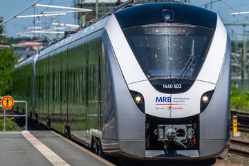 Chemnitz: Schon wieder Unfall auf Bahnstrecke Chemnitz-Leipzig: Zug knallt gegen Schranke