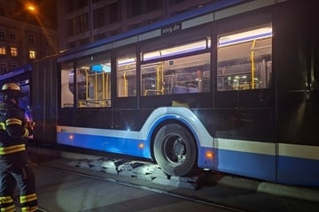 München: Bus kommt nicht mehr von den Gleisen: Feuerwehr greift zu ungewöhnlichem Hilfsmittel