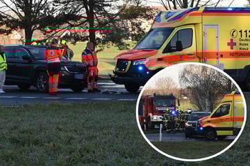 Rettungswagen nach Unfall auf Kreuzung Schrott