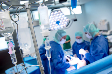 Implantat brennt im Körper! Ärzte nach Pfusch-Operation angeklagt