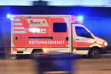 Schwerer Autounfall auf Landstraße: 77-Jähriger fährt durch Wasserlauf