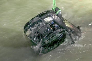 Schwerer Unfall im Norden: Fahrzeug stürzt in eiskaltes Hafenbecken