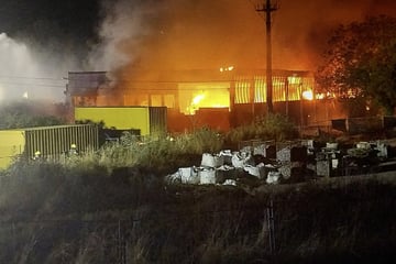 Lagerhalle brennt ab: Zwei Millionen Euro Schaden