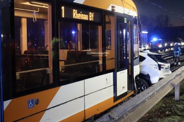 Straßenbahn schleift Auto 100 Meter mit: Vier teils schwer Verletzte nach Frontalkollision!