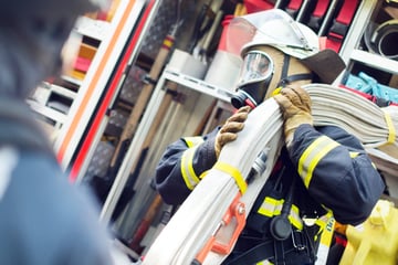 München: Brand in Berg am Laim: Feuerwehr rettet Menschen aus Haus, Frau in Klinik gebracht