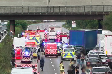 Schlimmer Unfall auf A1 bei Köln: Audi kracht in Lkw - Fahrer stirbt noch an Unfallstelle