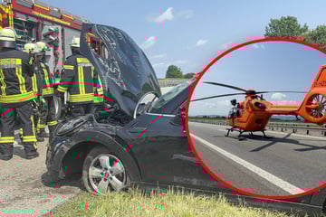 Unfall A7: Mini Cooper überschlägt sich bei Unfall: Hubschrauber landet mitten auf A7