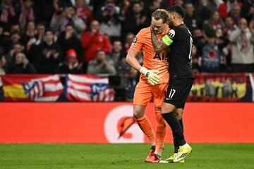 Horror-Debüt in der Champions League: Junger Torhüter (22) nach nur 17 Minuten ausgewechselt