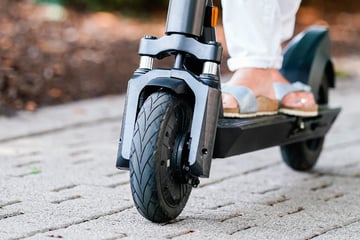 VW Polo erfasst Kind auf Schulweg: Schwer verletzte Neunjährige zurückgelassen
