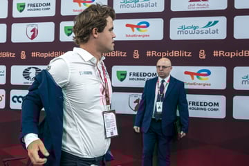 Eklat bei Schach-WM: Champion haut mit der Faust auf den Tisch!