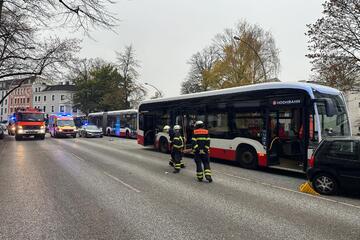 Mehrere Verletzte nach Unfall mit hvv-Bus