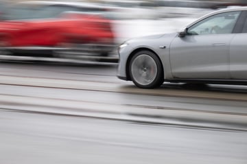 Illegales Rennen: Fußgänger wird von Auto erfasst und gegen Baum geschleudert