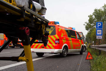 Unfall A3: Unfall auf der A3 bei Solingen: Autofahrerin stirbt bei Zusammenstoß mit Tanklaster!
