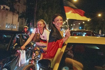 Berlin: Nach Sieg der Nationelf: Deutschland-Fans feiern ausgelassen am Ku'Damm