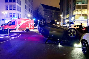 Auto überschlägt sich nach heftigem Crash in Mitte: Mehrere Verletzte