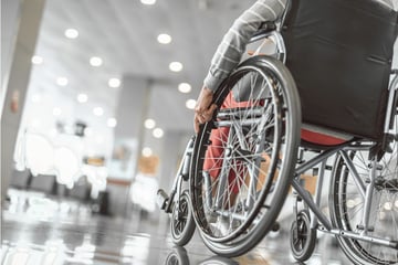 Tragödie beim Boarding: 24-Jähriger stirbt nach Sturz aus dem Rollstuhl