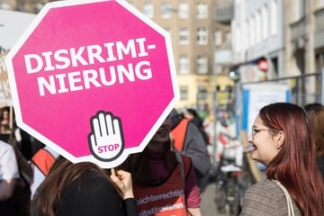 Berlin: Mehrere Demos zum Internationalen Frauentag: Tausende ziehen durch Berlin