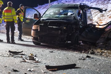 VW-Caddy kracht mit Lkw auf spiegelglatter Straße zusammen