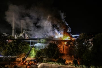 Lagerhalle in Flammen: Statiker prüft Einsturzgefahr