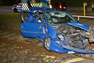 Schwerer Crash mit Stadtbahn in Stuttgart: Fahrer eingeklemmt!