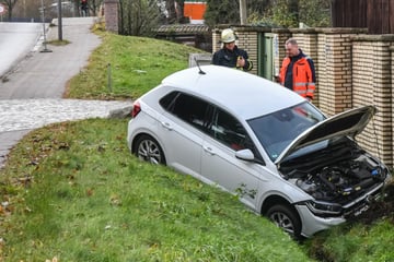 Frau verliert Kontrolle über ihren VW und kracht in Graben