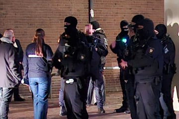 Razzia im Norden! Vermummte Einsatzkräfte stürmen Bars