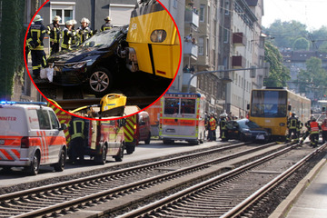 Stadtbahn erfasst VW: Fahrerin (23) wird im Auto eingeklemmt und schwer verletzt
