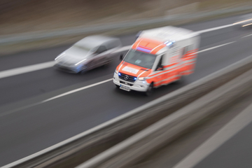 Unfall A20: Unfall auf A20: Auto kracht gegen Schutzplanke und löst Sperrung aus