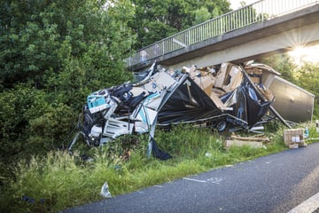 Unfall A2: Tödlicher Unfall auf der A2: Lkw kracht gegen Brücke