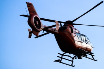 Auto kracht beim Überholen in Traktor: Landwirt lebensgefährlich verletzt