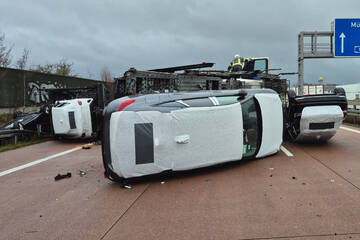 Unfall A9: Autotransporter kippt um: Neuwagen verteilen sich auf A9