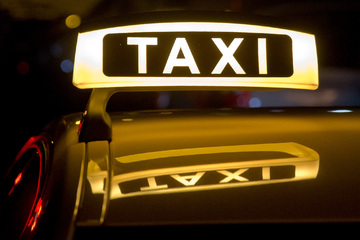 Schock-Fahrt im Taxi! Fahrer verriegelt Türen und will Sex als Gegenleistung