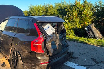 Unfall A24: Transporter, Benz und Volvo krachen auf Autobahn gegeneinander: Lebensgefahr!