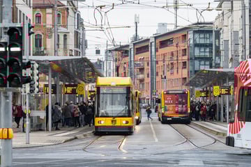 Dresden: Duo schlägt Mann an Haltestelle in Löbtau: Polizei sucht Zeugen