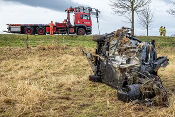 Schlimmer Unfall in Dresden: Auto völlig zerstört