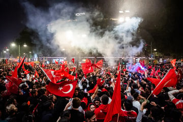 Berlin: Ausnahmezustand in Berlin: Türkische Fans feiern Sensations-Sieg!
