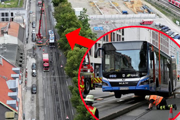 München: Unfreiwilliger Stopp: Bus hängt an Straße fest und sorgt für Sperrung