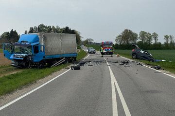 Frontal in Lastwagen gekracht: Autofahrer stirbt noch am Unfallort