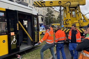Jugendlicher auf E-Scooter in Weißensee von Tram angefahren und mitgeschleift