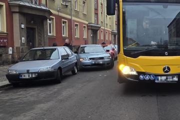 Öffi-Unfall in Trachau: Bus streift Auto, Kind verletzt