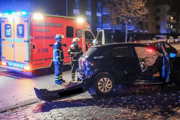 Mietwagen kracht gegen Auto und Baum: Fahrer flüchtet von Unfallort