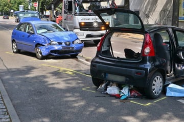 Unfall mit drei teils schwer Verletzten in Stuttgart: Feuerwehr befreit eingeklemmte Fahrerin aus Wagen